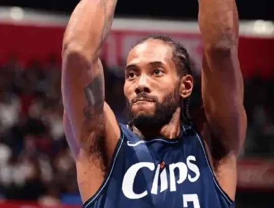 篮球巨星在比赛中凭借高超技术翻盘取胜