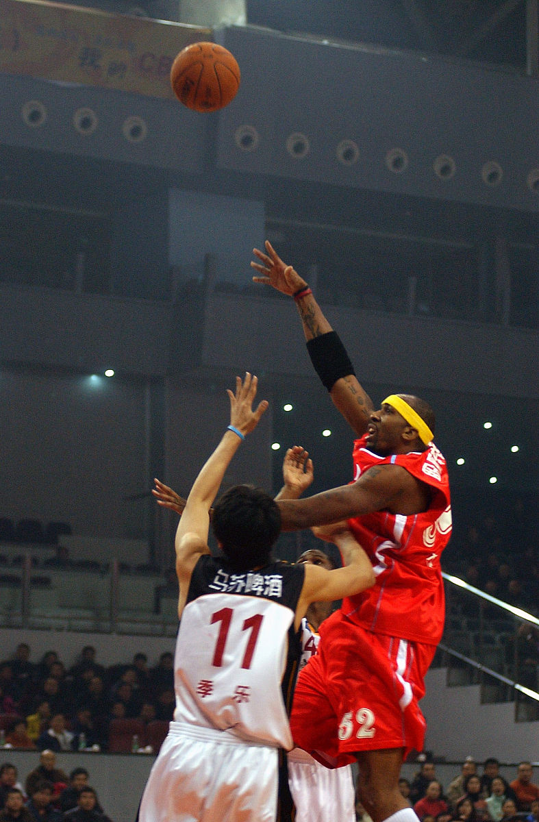 篮球巨星在比赛中凭借高超技术翻盘取胜