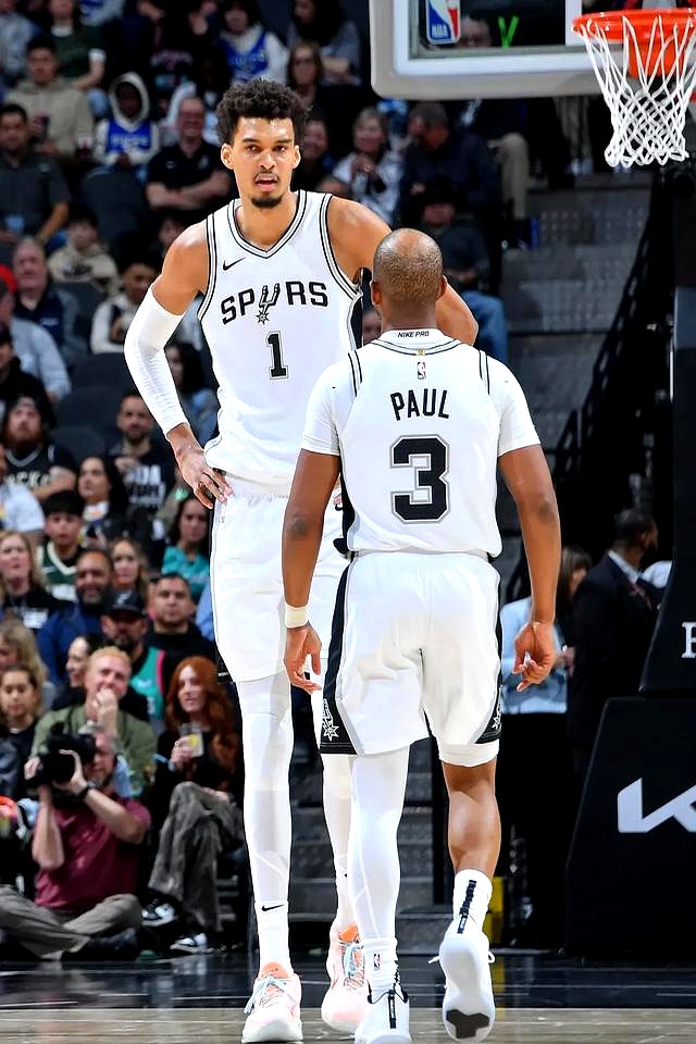 包含圣安东尼奥马刺队召开新赛季发布会，宣布阵容的词条